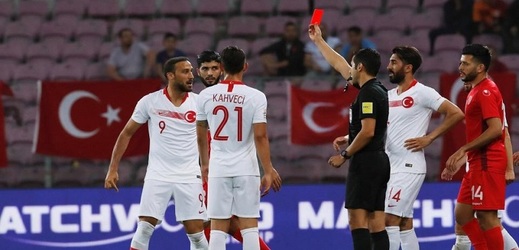 Turecký kapitán Cenk Tosun předvedl v přátelském utkání proti Tunisku nechutné gesto, které poslal směrem k jednomu z fanoušků.