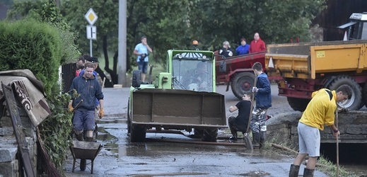 Blesková povodeň zatopila v podvečer 1. června 2018 v Jestřebí na Jihlavsku dvě desítky domů, podemlela silnici a bahnem zanesla před necelým týdnem zkolaudovaný obecní rybník.