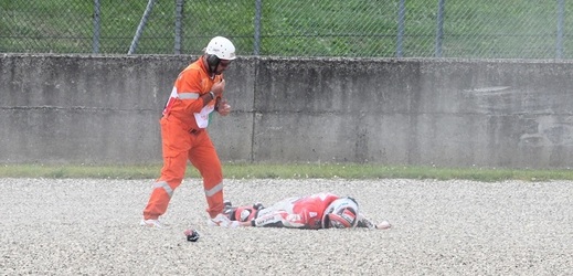 Italský jezdec Michelle Pirra závodící v královské třídě MotoGP vyvázl z těžké havárie s otřesem mozku.