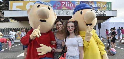  Na snímku postavičky z večerníčku Pat a Mat s návštěvnicemi před kinem na zlínském filmovém festivalu.