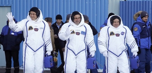 V Kazachstánu přistála trojice kosmonautů, zleva Noriwege Kanai, Anton Škaplerov a Scott Tingle.