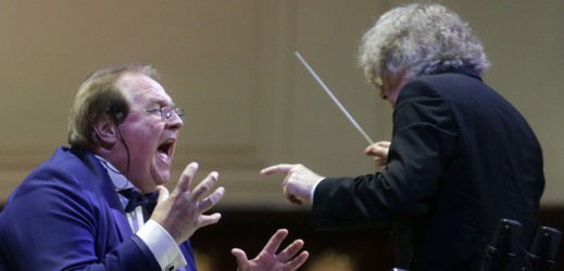 Britský dirigent James Judd (vpravo), vlevo je operní pěvec Jan Vacík.