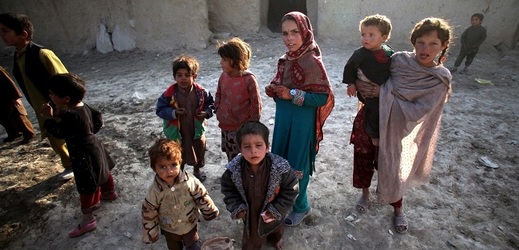 Afgánské děti před slumem.