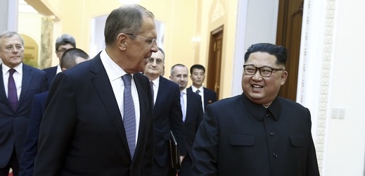 Sergej Lavrov na setkání s Kim Čong-unem.