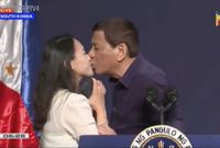 Prezident Duterte zase šokoval - veřejně políbil vdanou ženu.