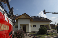 Hasiči u požáru rodinného domu v Hoděšovicích. 