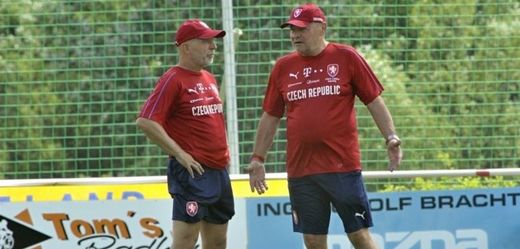 Trenéři české reprezentace Karel Jarolím a Miroslav Koubek (vpravo).
