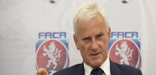 Komise fotbalových rozhodčích, kterou vedl polský předseda Michael Listkiewicz, po dvou letech končí.