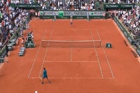 Rafael Nadal opět prokázal svojí výjimečnost, když si po utkání třetího kola French Open zahrál s podavačem míčků.