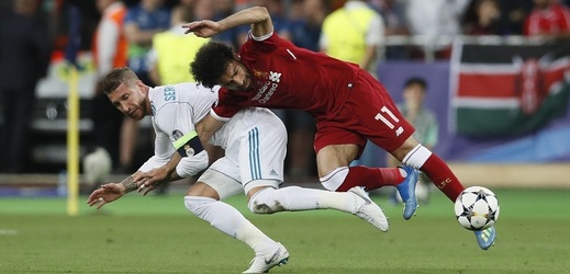 Sergio Ramos v inkriminovaném souboji se Salahem.