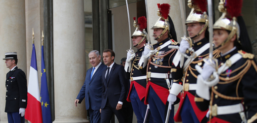 Izraelský premiér B. Netanjahu (vlevo) a francouzský prezident E. Macron.