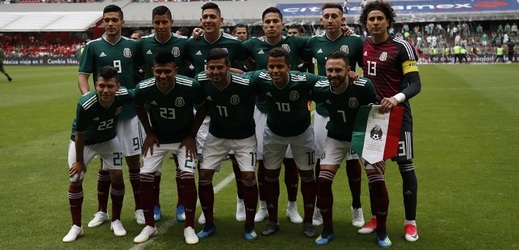 Devět mexických fotbalistů oslavilo výhru nad Skotskem s placenými společnicemi.