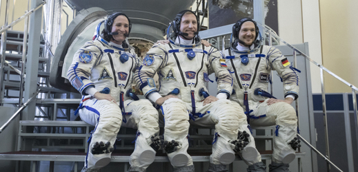 Zleva Američanka Serena Auňónová Chancellorová, Rus Sergej Prokopjev a německý astronaut Evropské kosmické agentury (ESA) Alexander Gerst.