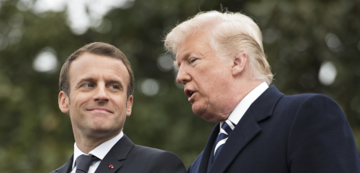 Francouzský prezident Emmanuel Macron (vlevo) a jeho americký protějšek Donald Trump (vpravo). 