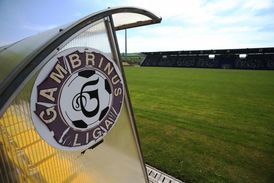Střídačky na blšanském stadionu stále zdobí logo Gambrinus ligy.