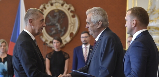 Prezident Miloš Zeman (uprostřed) jmenoval 6. června 2018 na Pražském hradě předsedu hnutí ANO Andreje Babiše (vlevo) podruhé předsedou vlády. Vpravo na snímku je šéf hradního protokolu Vladimír Kruliš.