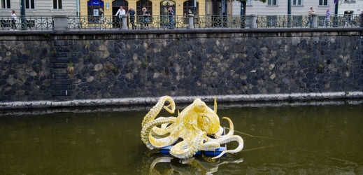 Socha obří chobotnice od autora Viktora Paluše.