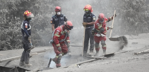 Pátrání po obětech v Guatemale po výbuchu sopky.