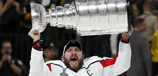 Radost kapitána Washingtonu Ovečkina - drží nad hlavou slavný Stanley Cup.