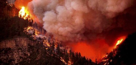 V Coloradu nařídili evakuaci domů ohrožených lesními požáry.