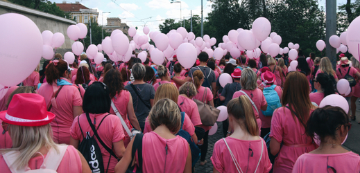 V Praze se koná Avon Pochod proti rakovině prsu.