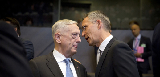 Ministr Obrany Jim Mattis USA (vlevo) a generál Jens Stoltenberg (vpravo). 