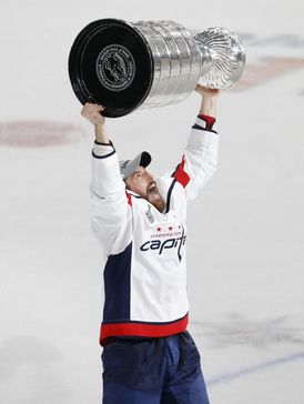 Michal Kempný slaví zisk Stanley Cupu.