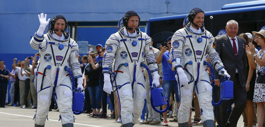 Zleva Američanka Serena Auňónová Chancellorová, Rus Sergej Prokopjev a německý astronaut Evropské kosmické agentury (ESA) Alexander Gerst.
