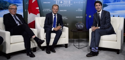 Donald Tusk (uprostřed) při jednání s Jeanem-Claudem Junckerem (vlevo) a Justinem Trudeauem.