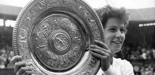 Maria Buenová s taléřem pro vítězku Wimbledonu.