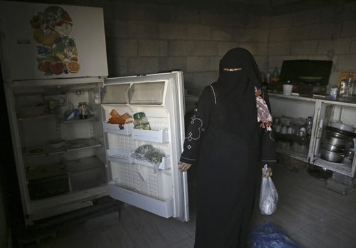 Sámía Hasanová ukazuje prázdnou lednici.