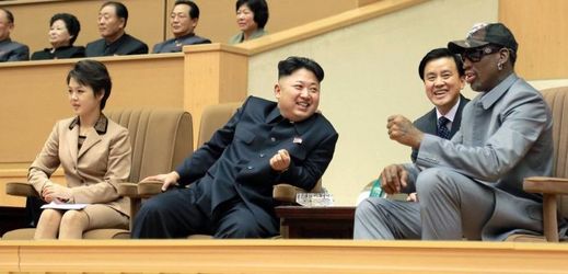 Severokorejský vůdce Kim Čong-un (vlevo) a bývalý americký basketbalista Dennis Rodman.