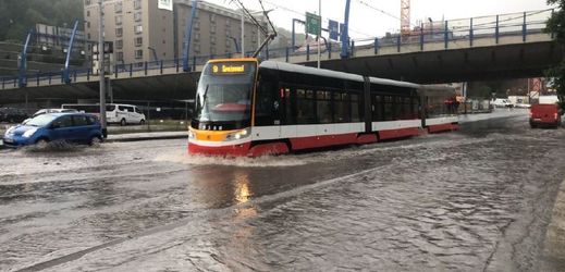 Prudká bouře komplikovala dopravu v Praze.