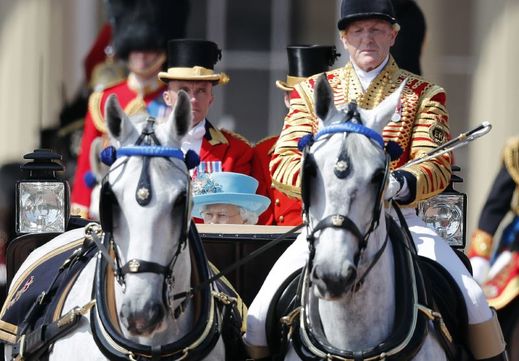 Alžběta II. oslavila 92. narozeniny vojenskou přehlídkou.