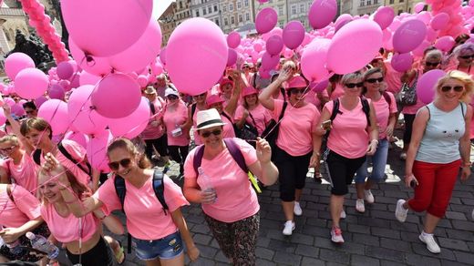Prahou prošel růžový pochod proti rakovině prsu.