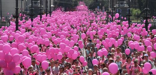 Prahou prošel růžový pochod proti rakovině prsu.