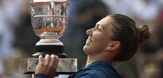 Simona Halepová s pohárem pro vítězku French Open.