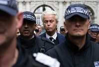 Geert Wilders je policií odváděn z dmeonstrace. 