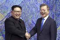 Vůdce KLDR Kim Čong-un (vlevo) a jihokorejský prezident Mun Če-in při dubnovém setkání.