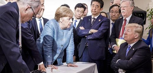 Neformální jednání lídrů během summitu zemí G7.