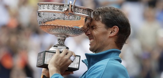Rafael Nadal s pohárem pro vítěze Roland Garros.