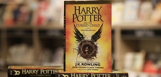 Divadelní hra Harry Potter a prokleté dítě vyšla také v knižní podobě.