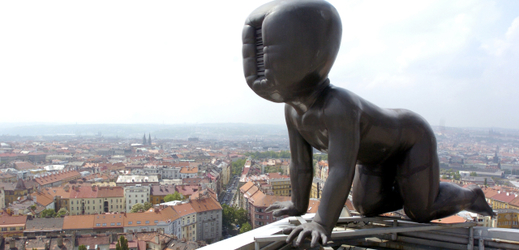 Jedno z miminek výtvarníka Davida Černého na vysílací věži na pražském Žižkově.