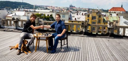 První šachovou partii na střeše paláce Lucerna sehráli předseda Pražské šachové společnosti Pavel Matocha a pražský kavárník a majordomus těchto teras Ondřej Kobza.