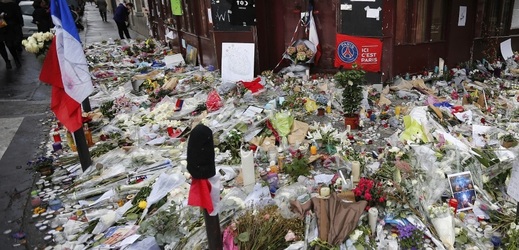 Uctění památky obětí teroristického útoku v Paříži.