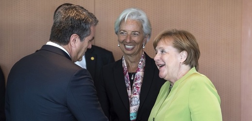  Angela Merkelová (v pravo) a Christine Lagardeová na pondělní schůzce.