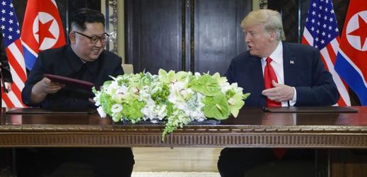 Donald Trump a Kim Čong-un při podpisu závěrečného dokumentu. 