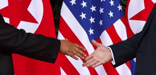 VIDEO: Srdečný stisk rukou Trumpa s Kimem sklízí kritiku.