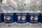 Summit zpestřily láhve s vodou s portréty amerického prezidenta Trumpa a severokorejského vůdce Kima.