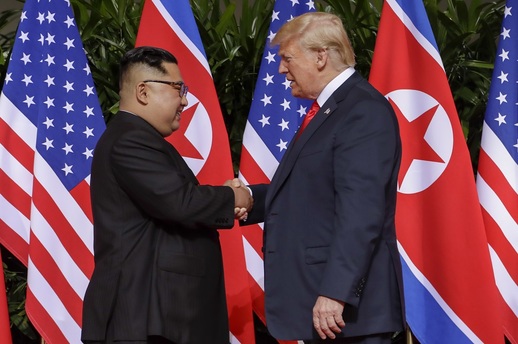 Srdečný stisk rukou Trumpa s brutálním Kimem sklízí kritiku.
